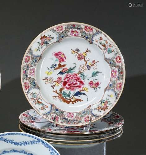 中国，印度公司--18世纪一套五件瓷盘，饰以法米勒玫瑰枝，背面饰以三...