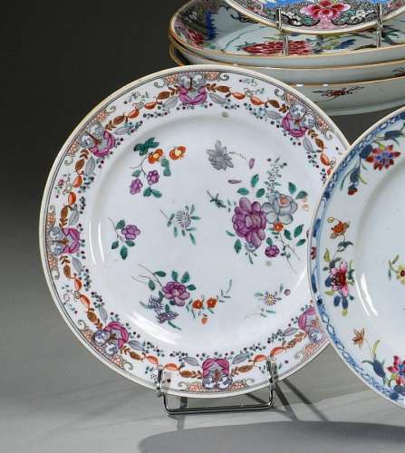 中国，印度公司--18世纪瓷盘上有细密的多色花纹饰。D. 23厘米