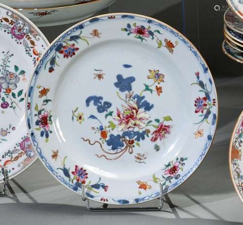 中国，印度公司--18世纪晚期瓷盘，多色花纹饰D. 23厘米