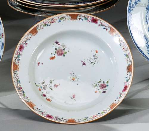 中国，印度公司--18世纪瓷器汤盘，饰有Famille玫瑰花。D. 23厘米