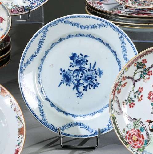 中国，印度公司--18世纪晚期瓷盘，饰以青花花环。D. 24厘米裂缝、碎片