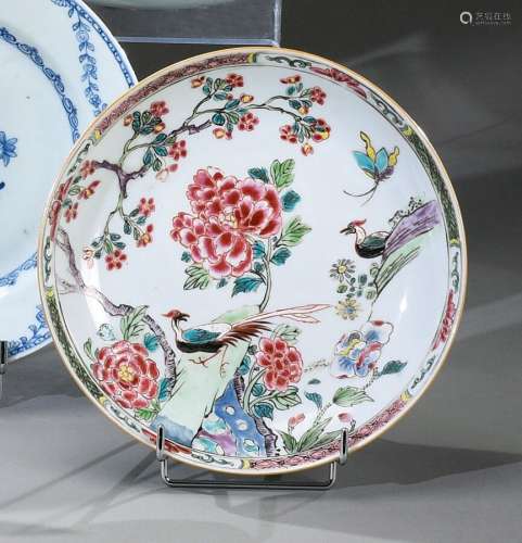 中国--雍正时期(1678-1735)瓷盘上绘有牡丹、樱花中的粉色家常对联...