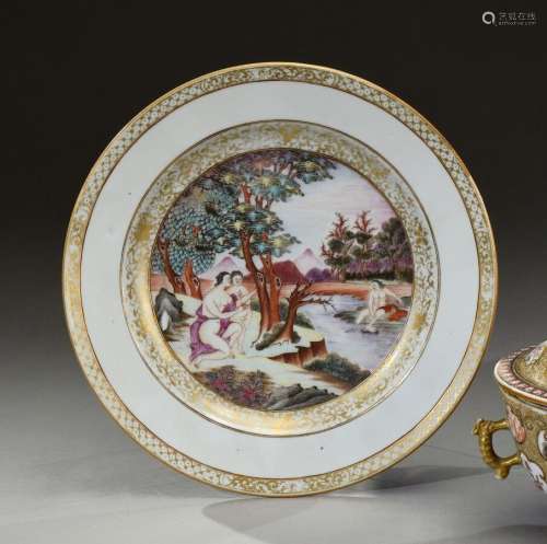 中国，印度公司--18世纪欧洲风格的多色和金色装饰的瓷盘，描绘了一...