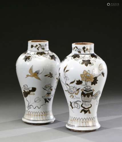 中国 - 18世纪梅花瓷瓶一对，花瓶上有灰花和金饰，象征学者和飞鸟的...