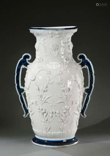 中国 - 19世纪瓷器栏杆花瓶，深蓝背景上的花纹装饰的造型奇隆的手...