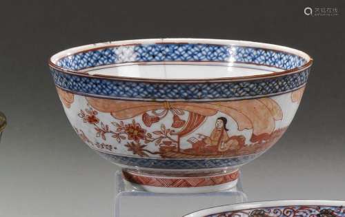 中国--康熙晚期(1661-1722年)瓷碗，乳白色底微微浮雕花卷纹，边缘有...