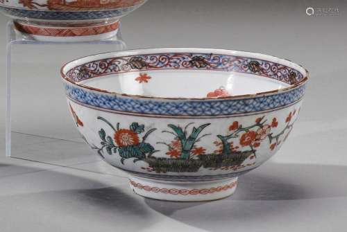 中国--康熙晚期(1661-1722年)瓷器碗，乳白色背景上微微浮雕花和叶...