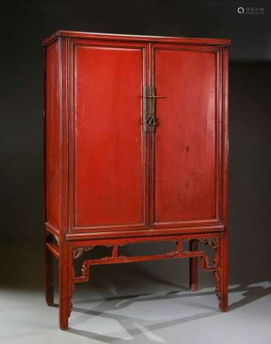 中国 - 约1900年模印红漆木柜，两扇门，内有两架两屉，柜腿及带子上...