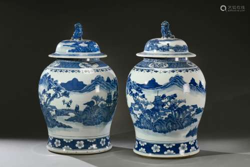 中国 - 19世纪初一对大瓷器栏杆壶，饰蓝白湖山山水与宝塔，壶柄为能...