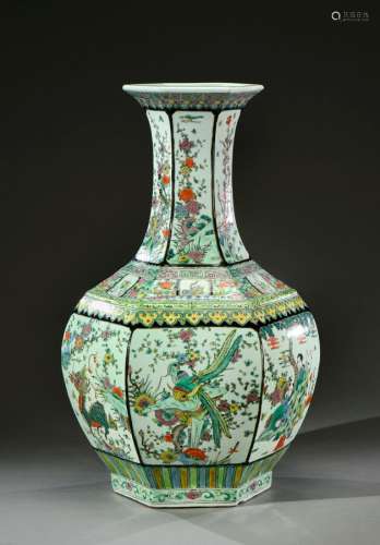 中国 - 19世纪瓷质长颈六边形大花瓶，以绿家风格装饰宫廷仕女游园...