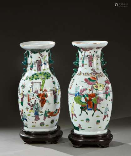 中国 - 约1900年一對瓷器巴拉斯特花瓶，飾以喜慶的隊伍，手柄為面向...