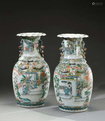 中国, 广州 - 19世纪一對廣州瓷器花瓶，頸部及手柄上繪有蟠螭犬和...