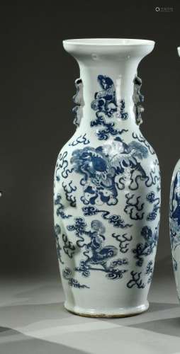中国 - 19世纪青花瓷大瓷瓶，低浮雕双耳，青花底纹饰为一犬一狗。H....