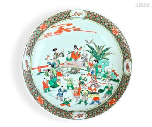 中国-19世纪末大瓷盘，饰有十六个孩子和四位女士在花园里玩耍的绿...