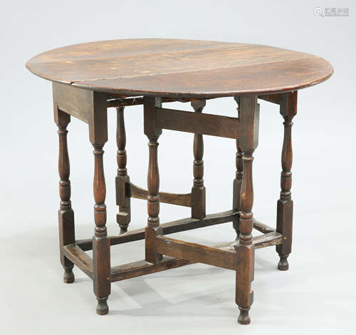 A SMALL EARLY 18TH CENTURY OAK GATELEG TABLE