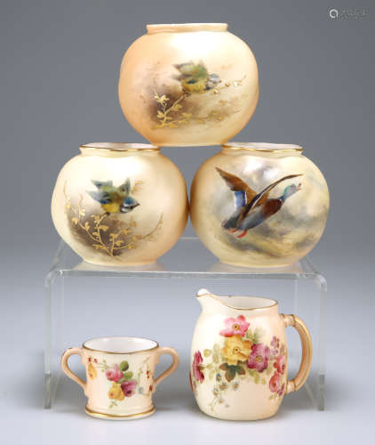 FIVE PIECES OF ROYAL WORCESTER PORCELAIN, COMPRISING; THREE ...