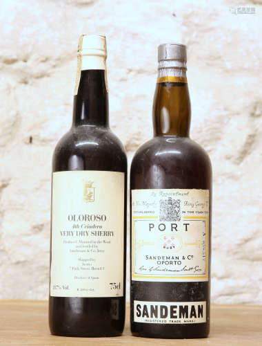 2 BOTTLES MIXED LOT RARE OLD SANDEMAN'S SHERRY AND PORT