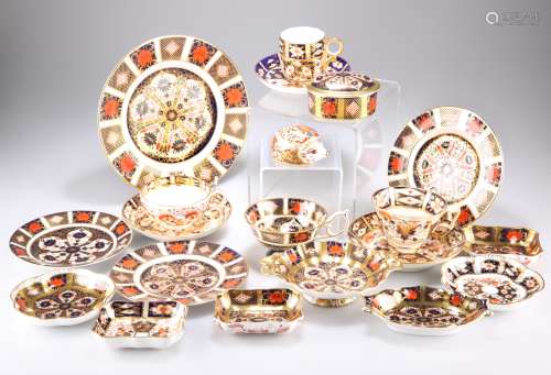 A COLLECTION OF CROWN DERBY AND ROYAL CROWN DERBY PORCELAIN ...
