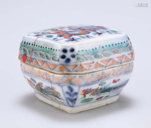 A CHINESE DOUCAI PORCELAIN SMALL BOX AND COVER