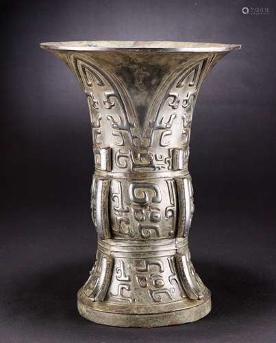 A RARE BRONZE RITUAL WINE VESSEL, ZUN