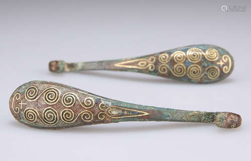 A PAIR OF GOLD DECORATED BRONZE GARMENT HOOKS