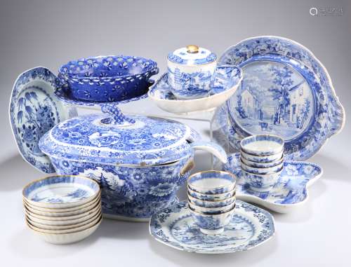 AN 18TH CENTURY CHINESE EXPORT BLUE AND WHITE DISH