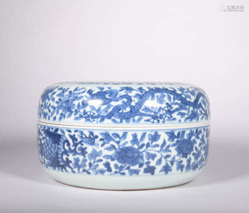 A blue and white 'dragon' box and cover
