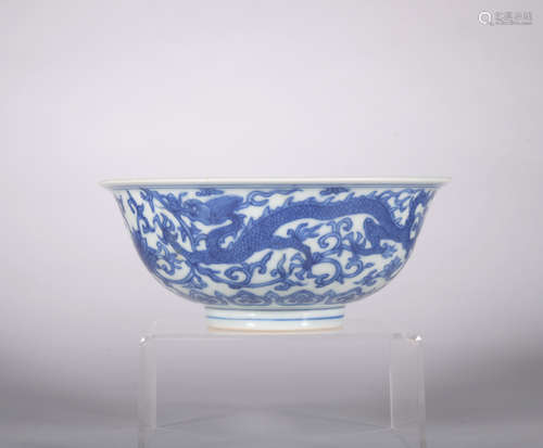 A blue and white 'dragon' bowl