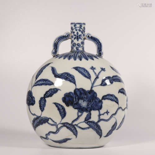 A blue and white 'floral' moonflask