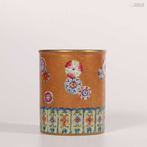 A famille-rose pen container