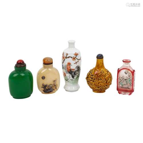 5 snuff bottle. CHINA, 19./20. Jh.: aus grünem Pekingglas, H...