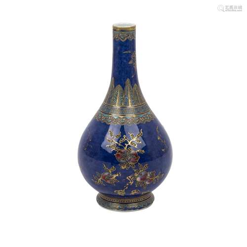 Vase aus Porzellan. CHINA, 1908-1911. Blauer Fond mit Emaill...