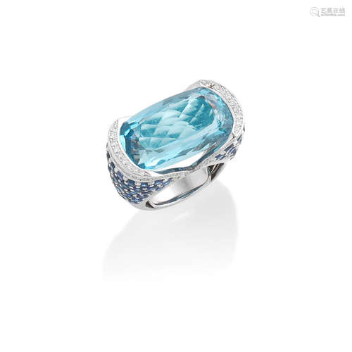 AN AQUAMARINE, SAPPHIRE AND DIAMOND RING