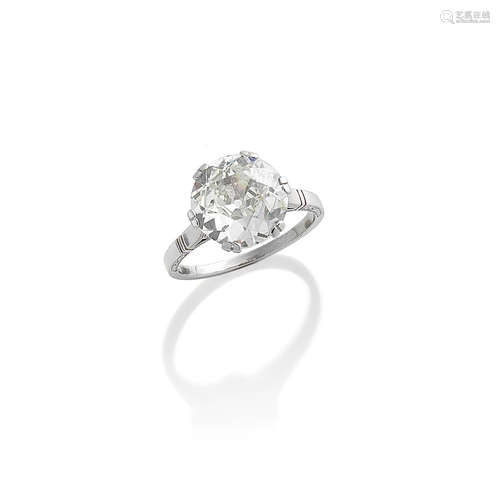 A DIAMOND SINGLE-STONE RING