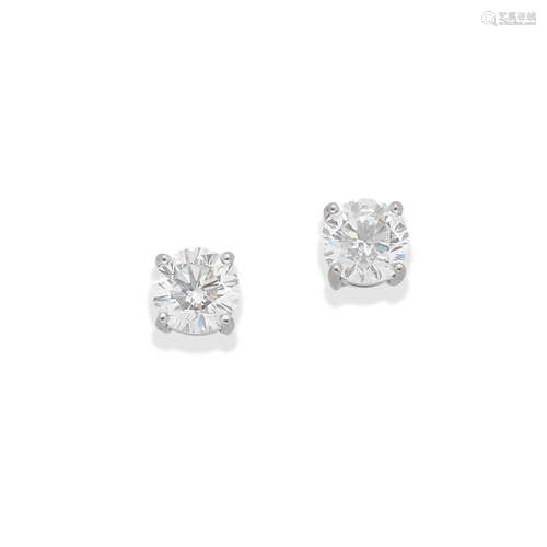 A PAIR OF DIAMOND EARSTUDS