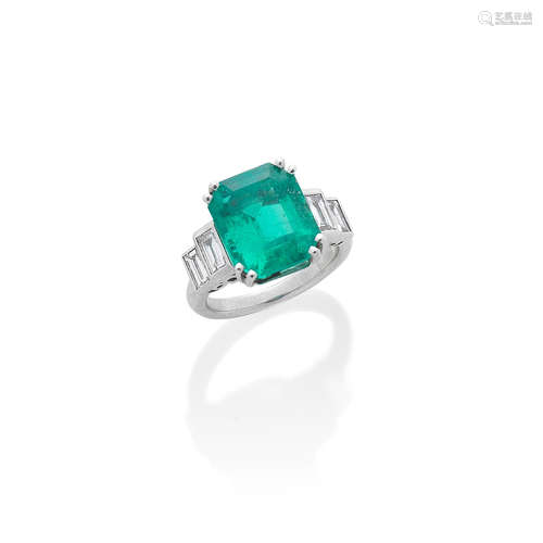 AN EMERALD AND DIAMOND RING