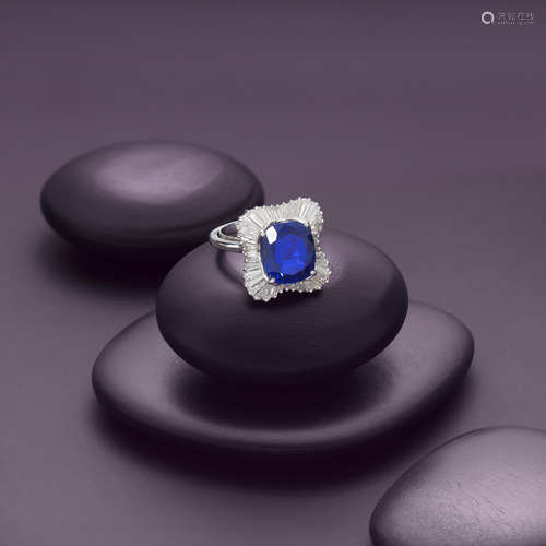 A SAPPHIRE AND DIAMOND RING