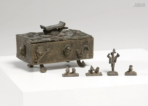 Arte africana A bronze box and weights, AshantiGhana.