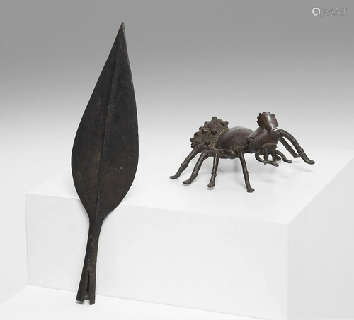 Arte africana Spearhead and bronze spider,