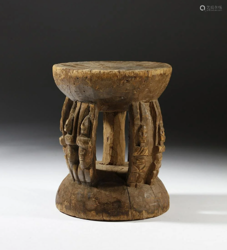 Arte africana A round wooden stool, DogonMali .