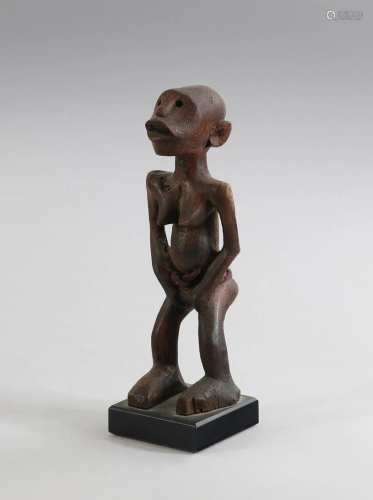 Arte africana A wooden sculpture of a standing woman