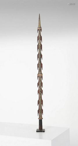 Arte africana A polychrome wooden ritual staff.