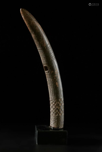 Arte africana An oliphant (trumpet), BamilekeCameroon.