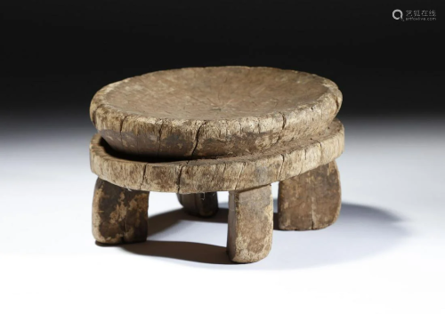 Arte africana A round wooden stool, DogonMali .