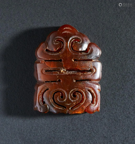 Arte Cinese An amber amulet carved with auspicious