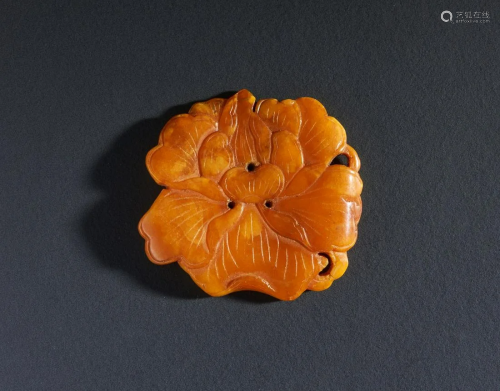 Arte Cinese An amber amulet carved in the shape of a