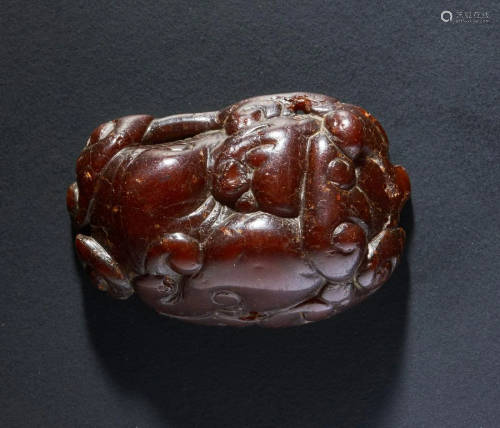 Arte Cinese An amber amulet carved with pho dog China,