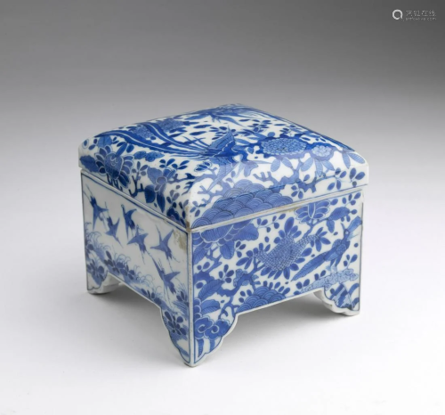 Arte Cinese A blue and white porcelain box and cover