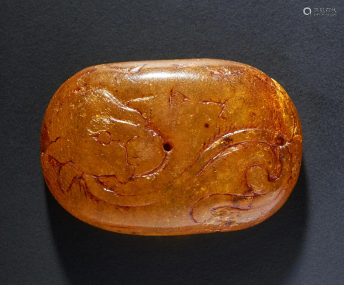 Arte Cinese A yellow amber amulet carved with