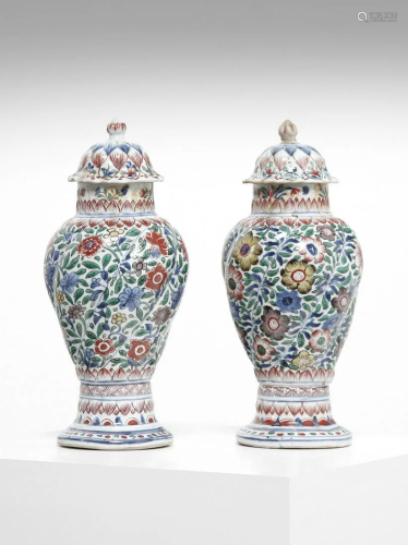 Arte Cinese A pair of porcelain wucai twisted vases